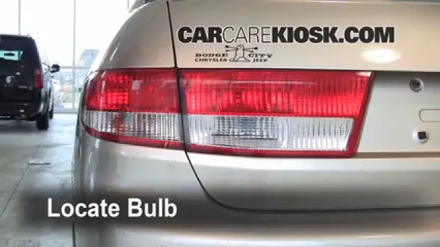 2004 Honda Accord EX 2.4L 4 Cyl. Sedan (4 Door) Éclairage Feux de marche arrière (remplacer une ampoule)